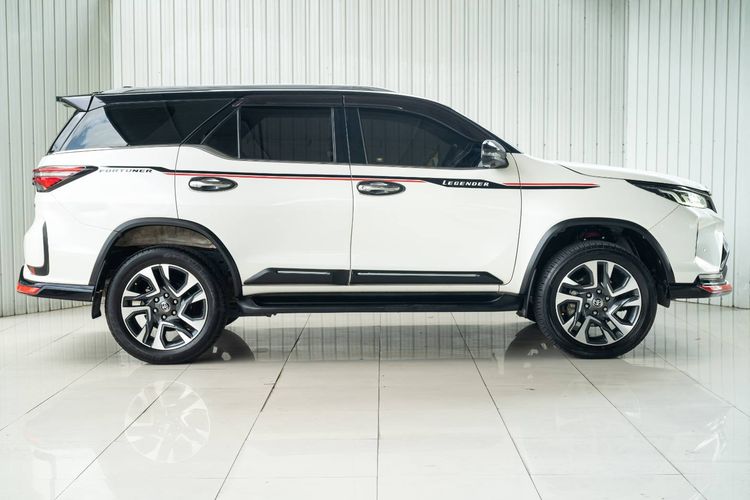 Toyota Fortuner 2022 2.8 Legender Black Top 4WD Utility-car ดีเซล ไม่ติดแก๊ส เกียร์อัตโนมัติ ขาว รูปที่ 3