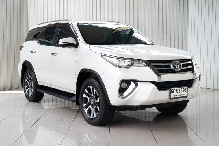 รถ Toyota Fortuner 2.4 V สี ขาว