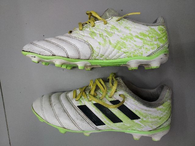 ผู้ชาย ขาว รองเท้าฟุตบอล อื่นๆ รองเท้าสตั๊ดมือสอง adidas 