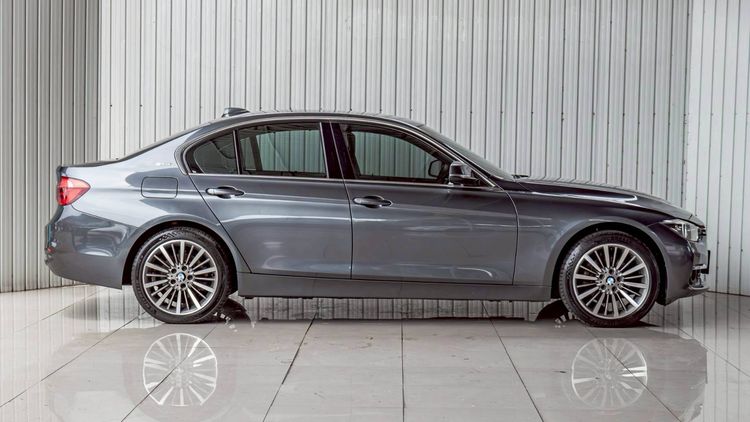BMW Series 3 2017 330e Sedan ปลั๊กอินไฮบริด (PHEV) ไม่ติดแก๊ส เกียร์อัตโนมัติ เทา รูปที่ 4