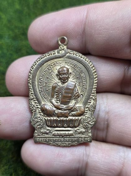 พระเหรียญนั่งพานหลวงปู่ทิมวัดละหารไร่