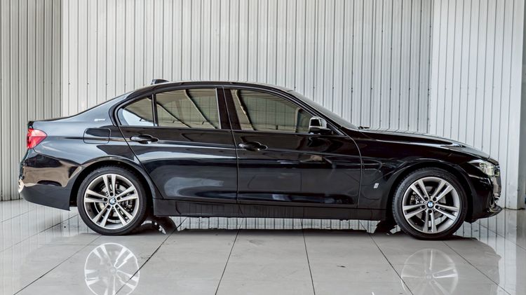 BMW Series 3 2018 330e Sedan ปลั๊กอินไฮบริด (PHEV) ไม่ติดแก๊ส เกียร์อัตโนมัติ ดำ รูปที่ 4