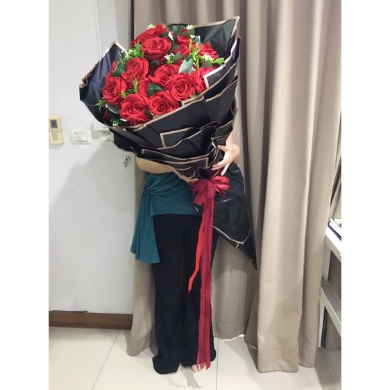  ช่อกุหลาบยักษ์สีแดง ช่อใหญ่อลังการ สวยหรู สะดุดตา (มือสอง)