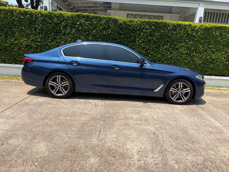 BMW Series 5 2021 530e Sedan ปลั๊กอินไฮบริด (PHEV) เกียร์อัตโนมัติ น้ำเงิน รูปที่ 4