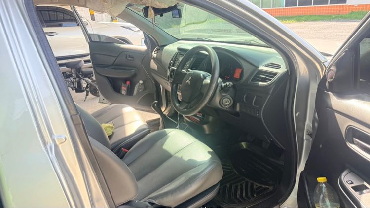Mitsubishi Triton 2021 2.4 GL Pickup ดีเซล ไม่ติดแก๊ส เกียร์ธรรมดา เทา รูปที่ 4