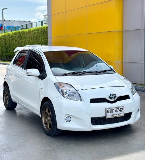 รถ Toyota Yaris 1.5 E สี ขาว