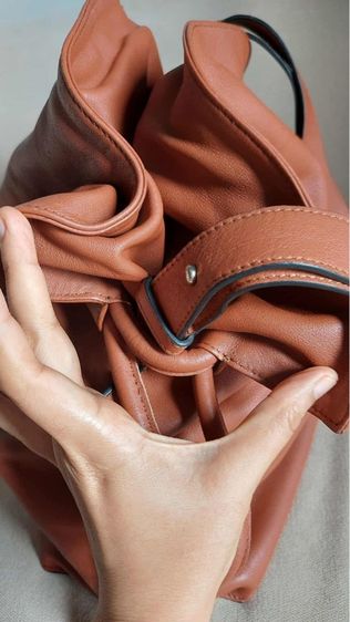 กระเป๋าสะพาย Loewe สีน้ำตาลใบใหญ่ รูปที่ 8