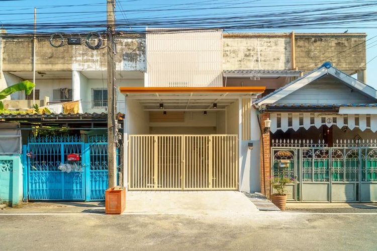 ขายทาวน์เฮ้าส์ หมู่บ้านธารทอง 2 วัดลาดปลาดุก 3 ห้องนอน รีโนเวทพร้อมอยู่ ใกล้ปากซอยแค่ 1 กม
