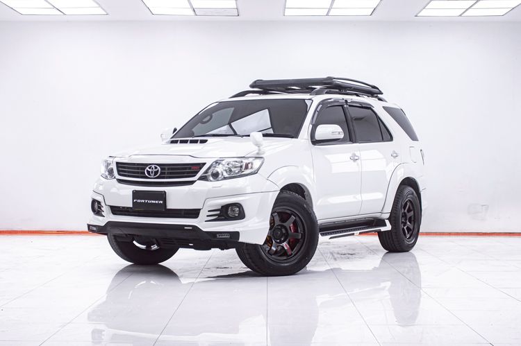 รถ Toyota Fortuner 3.0 TRD Sportivo 4WD สี ขาว