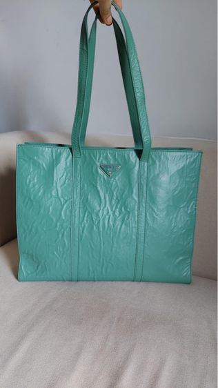 กระเป๋าถือ Prada สีเขียว ทรง tote ใบใหญ่