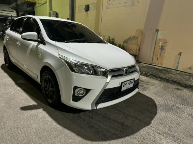 รถ Toyota Yaris 1.2 E สี ขาว