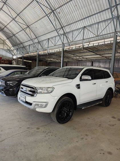 รถ Ford Everest 3.2 Titanium 4WD สี ขาว