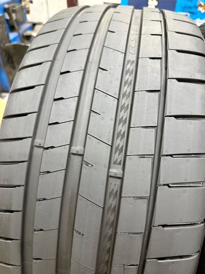 ยางถอดป้ายแดงขอบ 20” ยี่ห้อ KUMHO รุ่น ECSTA SPORT ขนาด 245-40R20 ปี 25 MADE IN KOREA ตุ่มหน้ายางยังอยู่ครบ รูปที่ 7