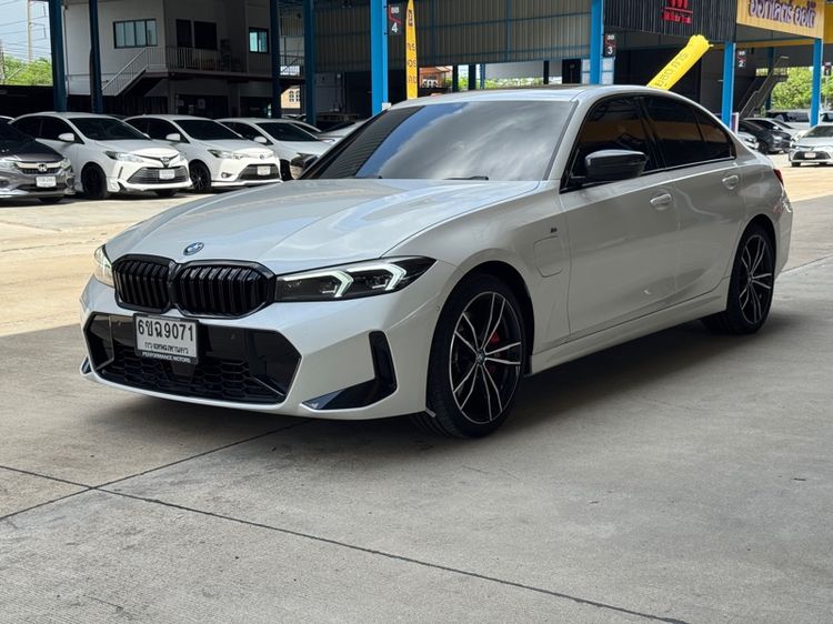 รถ BMW Series 3 330e สี ขาว