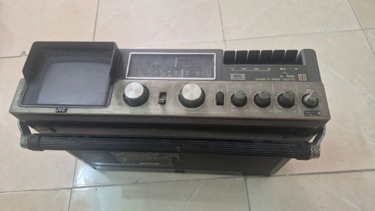 JVC CX-500ME คือเครื่องเล่นพกพาแบบ Multi-function (Boombox) ระดับวินเทจที่ผลิตโดยแบรนด์ JVC ประเทศญี่ปุ่น ในช่วงต้นทศวรรษ 1980