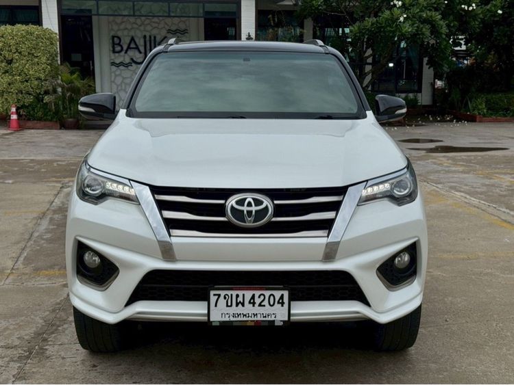 รถ Toyota Fortuner 2.8 TRD Sportivo 4WD สี ขาว