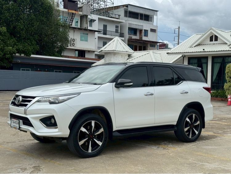 Toyota Fortuner 2016 2.8 TRD Sportivo 4WD Utility-car ดีเซล ไม่ติดแก๊ส เกียร์อัตโนมัติ ขาว รูปที่ 3