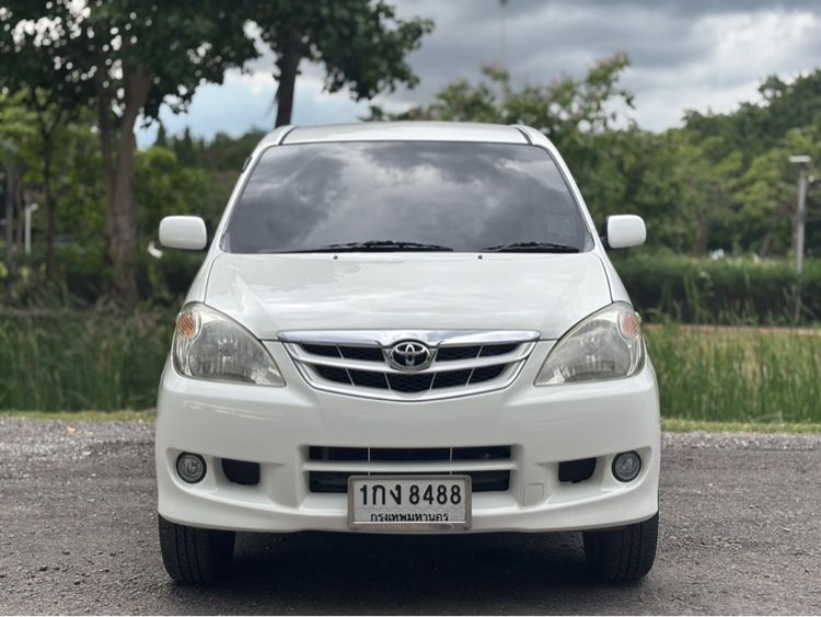 รถ Toyota Avanza 1.5 E สี ขาว