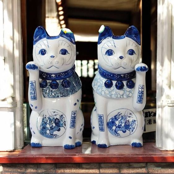 2.แมวกวักคู่จตุเทพ ไซค์ใหญ่หายากมากๆ
มาเนกิเนะโกะ (Maneki-neko) หรือที่รู้จักกันในชื่อ "แมวกวักนำโชค" ของญี่ปุ่น 
