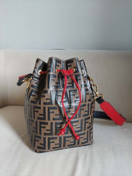 กระเป๋าสะพาย Fendi ทรง Bucket ปั้มลายแบรนด์