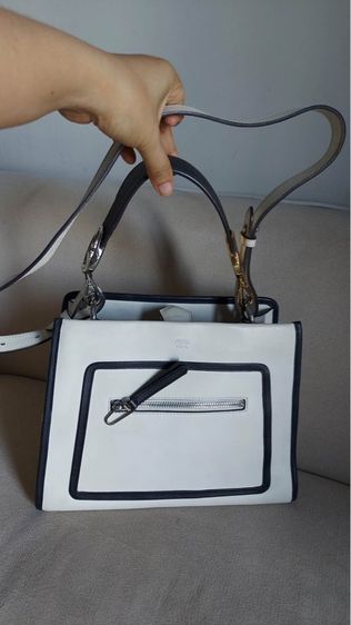 กระเป๋า Fendi สีขาว ทรงทำงาน