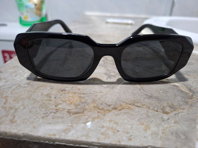 แว่นกันแดด Prada