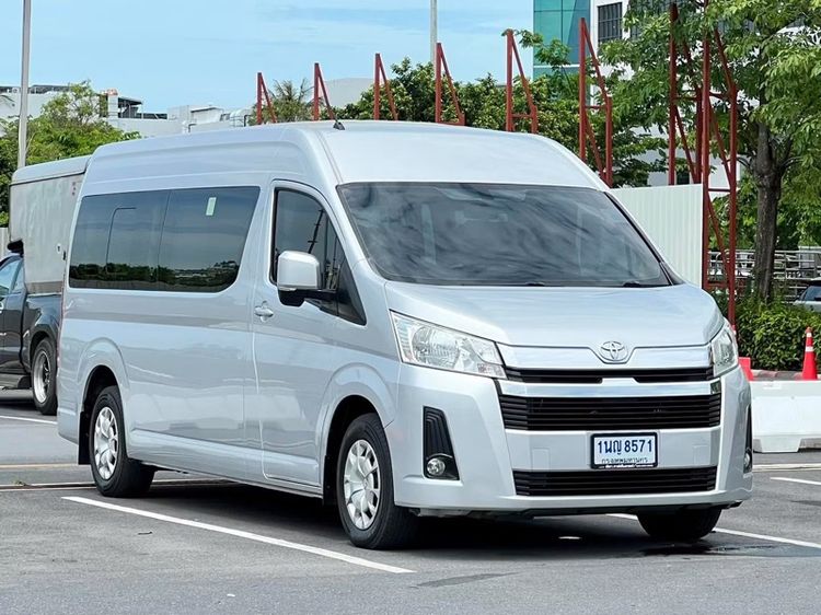 รถ Toyota Commuter 2.8 สี เทา