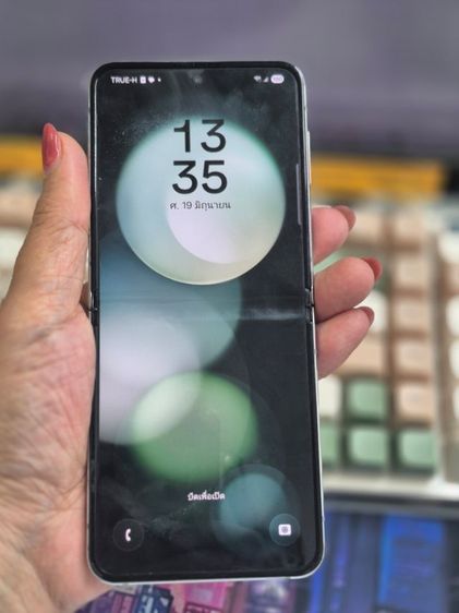 Samsung Galaxy Z Flip 5 สี Mint (เขียวมิ้นต์) ครับ โดยจุดสังเกตเด่นชัดคือหน้าจอด้านนอก (Flex Window) ขนาดใหญ่ 3.4 นิ้ว  รูปที่ 3