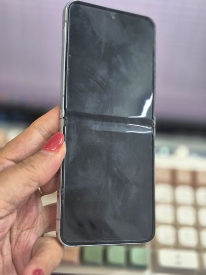 Samsung Galaxy Z Flip 5 สี Mint (เขียวมิ้นต์) ครับ โดยจุดสังเกตเด่นชัดคือหน้าจอด้านนอก (Flex Window) ขนาดใหญ่ 3.4 นิ้ว  รูปที่ 5