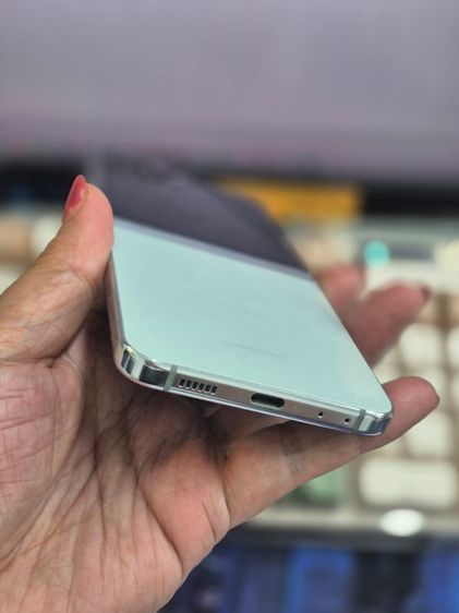 Samsung Galaxy Z Flip 5 สี Mint (เขียวมิ้นต์) ครับ โดยจุดสังเกตเด่นชัดคือหน้าจอด้านนอก (Flex Window) ขนาดใหญ่ 3.4 นิ้ว  รูปที่ 4