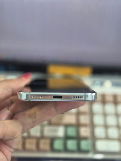 Samsung Galaxy Z Flip 5 สี Mint (เขียวมิ้นต์) ครับ โดยจุดสังเกตเด่นชัดคือหน้าจอด้านนอก (Flex Window) ขนาดใหญ่ 3.4 นิ้ว  รูปที่ 2