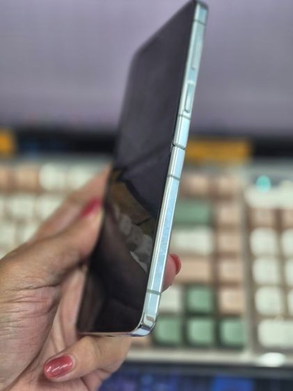 Samsung Galaxy Z Flip 5 สี Mint (เขียวมิ้นต์) ครับ โดยจุดสังเกตเด่นชัดคือหน้าจอด้านนอก (Flex Window) ขนาดใหญ่ 3.4 นิ้ว  รูปที่ 7