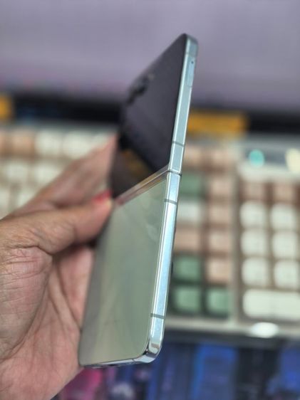 Samsung Galaxy Z Flip 5 สี Mint (เขียวมิ้นต์) ครับ โดยจุดสังเกตเด่นชัดคือหน้าจอด้านนอก (Flex Window) ขนาดใหญ่ 3.4 นิ้ว  รูปที่ 6