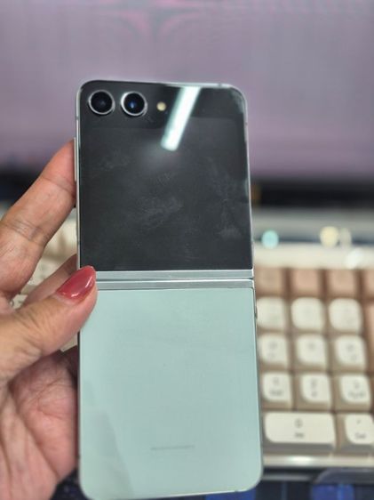 512 GB Samsung Galaxy Z Flip 5 สี Mint (เขียวมิ้นต์) ครับ โดยจุดสังเกตเด่นชัดคือหน้าจอด้านนอก (Flex Window) ขนาดใหญ่ 3.4 นิ้ว 