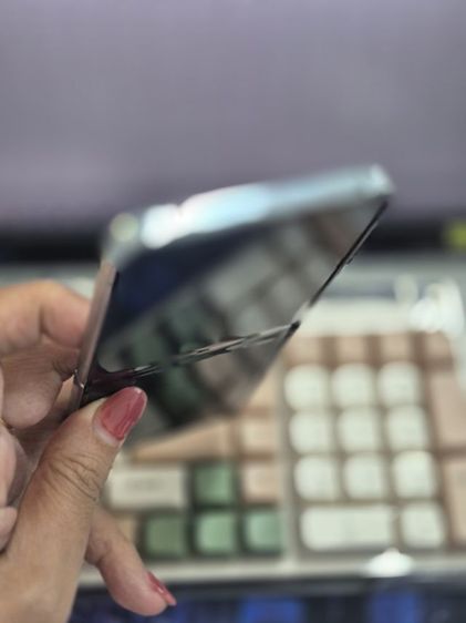 Samsung Galaxy Z Flip 5 สี Mint (เขียวมิ้นต์) ครับ โดยจุดสังเกตเด่นชัดคือหน้าจอด้านนอก (Flex Window) ขนาดใหญ่ 3.4 นิ้ว  รูปที่ 9