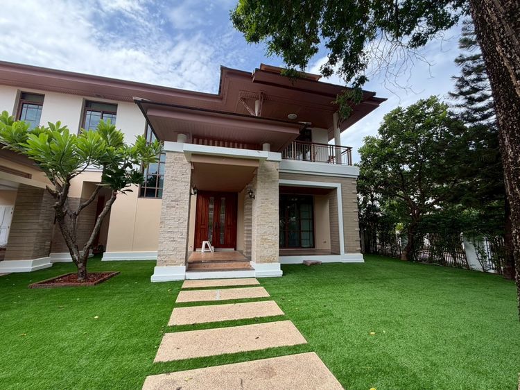 มีบางส่วน ให้เช่าบ้านหรู 2 ชั้น หมู่บ้าน Narasiri Pattanakarn-Srinakarin 135 ตร.ว.ใกล้โรงเรียนนานาชาติ และ MRT คลองกลันตัน