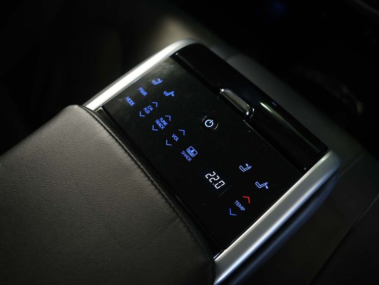 Toyota Camry 2023 2.5 HEV Premium Luxury Sedan ไฮบริด ไม่ติดแก๊ส เกียร์อัตโนมัติ ขาว รูปที่ 4