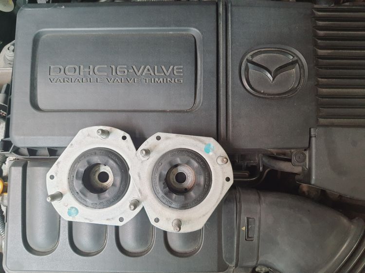 เบ้าโช๊คคู่หน้า Mazda 2 DE (ปี 2009-2014) แท้ติดรถยี่ห้อ FoMoCo