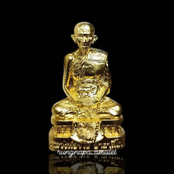 หลวงพ่อรวย รุ่น "รวยเงินล้าน" ปี 2564
รูปหล่อลอยองค์ เนื้อทองฝาบาตร อุดกริ่ง มีเสียง เลข 82
แยกจากชุดกรรมการ ขนาด 3 × 2 ซม. ไม่มีกล่องเดิม รูปที่ 4
