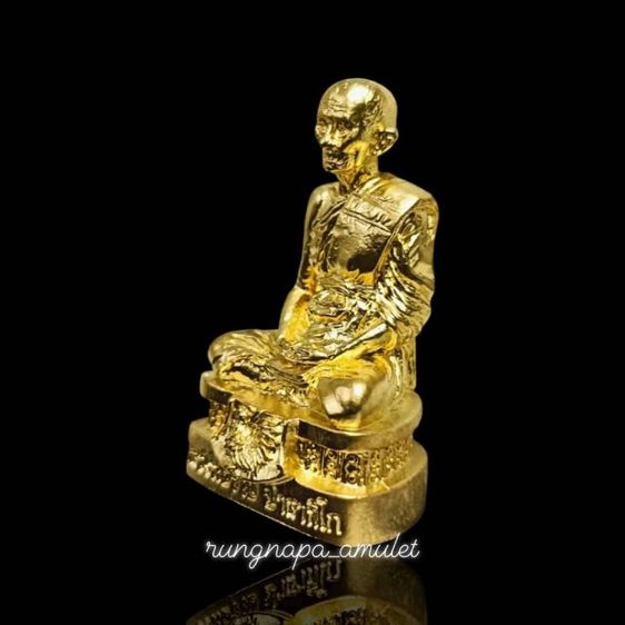 หลวงพ่อรวย รุ่น "รวยเงินล้าน" ปี 2564
รูปหล่อลอยองค์ เนื้อทองฝาบาตร อุดกริ่ง มีเสียง เลข 82
แยกจากชุดกรรมการ ขนาด 3 × 2 ซม. ไม่มีกล่องเดิม รูปที่ 3