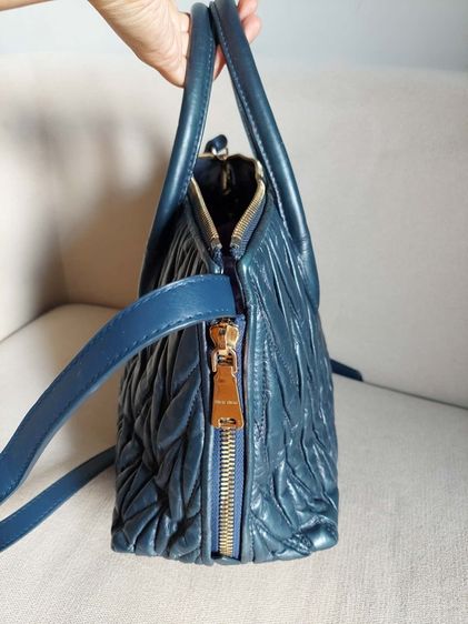 กระเป๋าถือ Miu Miu สีน้ำเงิน รูปที่ 3