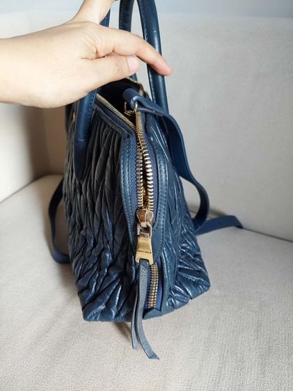 กระเป๋าถือ Miu Miu สีน้ำเงิน รูปที่ 4