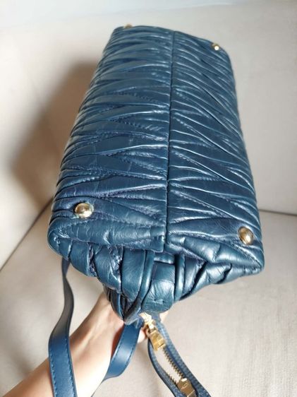 กระเป๋าถือ Miu Miu สีน้ำเงิน รูปที่ 7