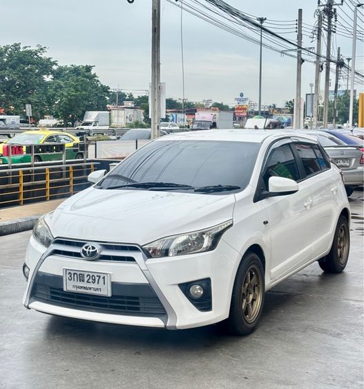รถ Toyota Yaris 1.2 E สี ขาว