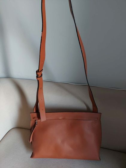 กระเป๋าสะพาย Loewe สีน้ำตาล 