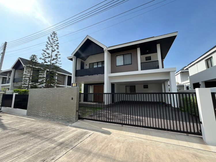 บ้านเดี่ยวหลังใหญ่ในชลบุรี โครงการ บ้านเรา เดอะ เรสซิเดนซ์