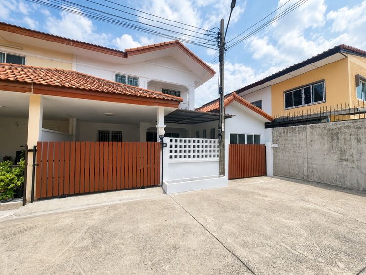 บ้านแฝดหลังมุม243.5 ตรม. รีโนเวทใหม่พร้อมเข้าอยู่ 3ห้องนอน 4ห้องน้ำ