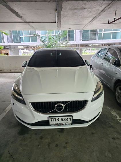 รถ Volvo V40 2.0 T4 สี ขาว