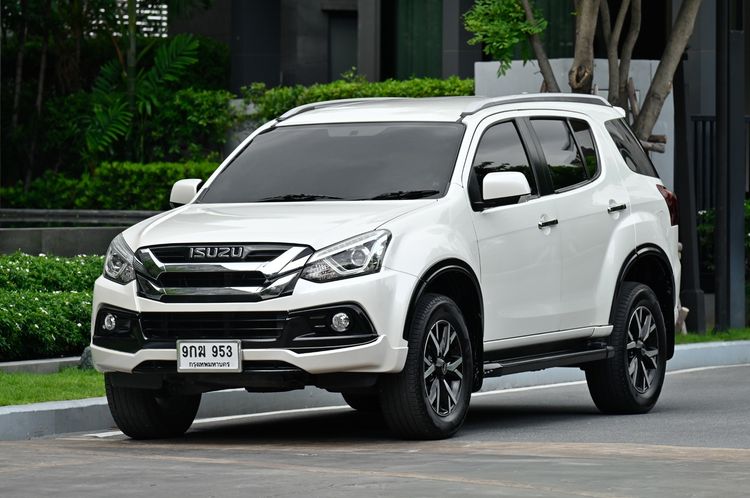 รถ Isuzu MU-X 3.0 The Onyx สี ขาว
