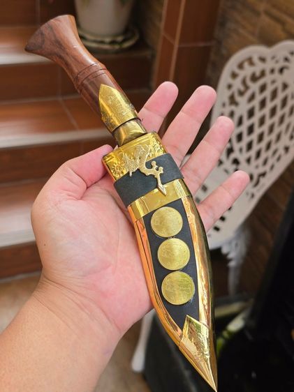 มีดกูรข่า ด้ามหายาก จากเนปาลแท้ ขนาดปลายฝักถึงด้ามจับ 24Cm. ใบมีด13.5นิ้ว ใบมีดหนาคม มีน้ำหนัก จับถนัดมือ ลายสวยงาม